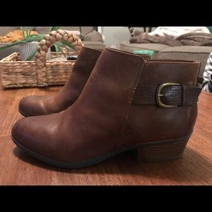 Clarks bootie size 8.5